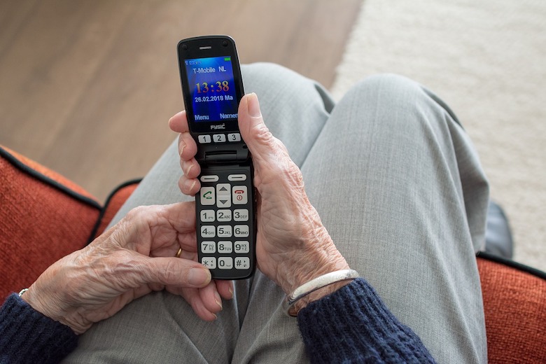 Los mejores teléfonos móviles para personas mayores: sencillos, con tapa y con números grandes